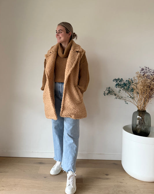 Sleeveless teddy coat